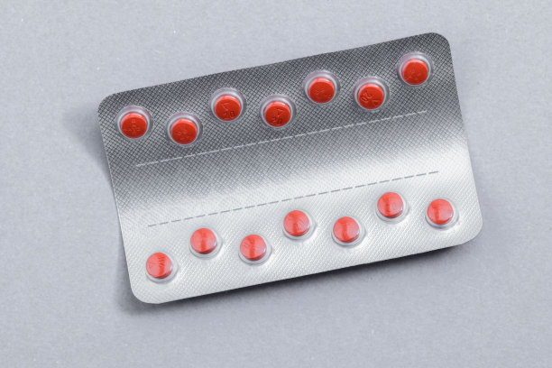 灰色背景红色药丸的包装。全球医疗保健概念。抗生素耐药性。抗菌胶囊片。图片下载