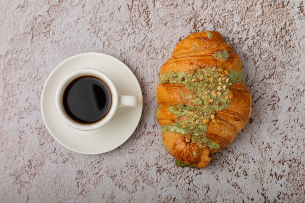 白色质感的桌子上，白色咖啡杯里的热咖啡，气氛轻盈。热饮暖饮概念。副本的空间。侧视图。放文字的地方。图片下载