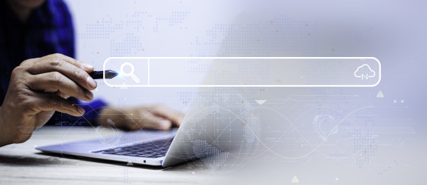 技术搜索引擎优化概念。商人点击互联网数据搜索引擎。互联网浏览信息网络的概念。手是用笔记本电脑查找信息使用搜索。图片下载
