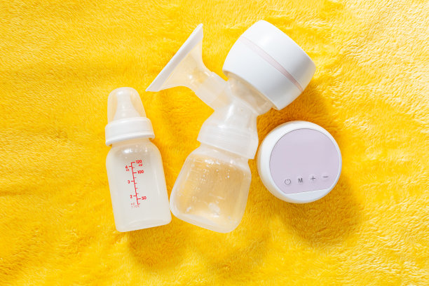 婴儿奶瓶及电动吸乳器，自动电动吸乳器，新妈妈为新生儿储存奶水图片下载