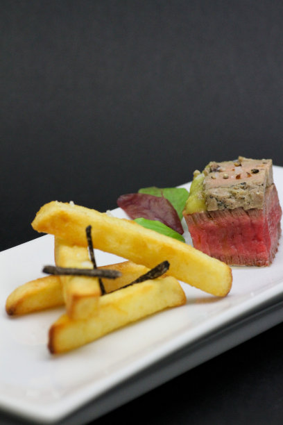 牛肉配鹅肝酱和松露薯条图片下载