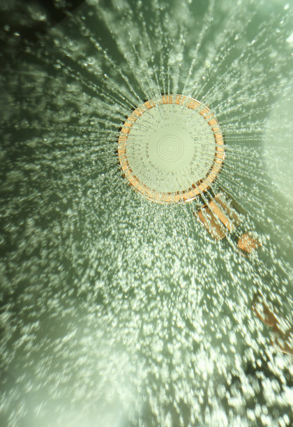 现代淋浴喷头溅水的图像，特写背景图片下载