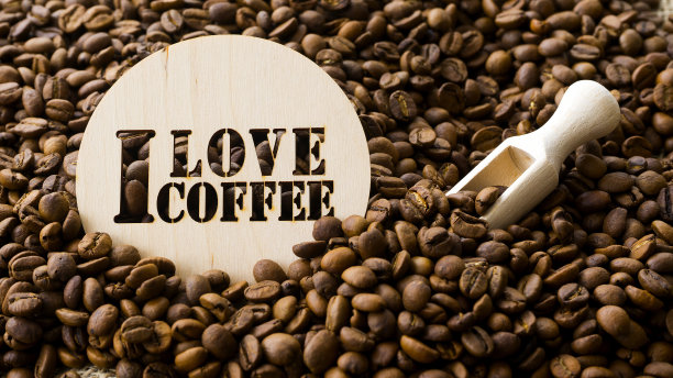 新鲜烘焙咖啡豆和我爱咖啡木制标志图片下载