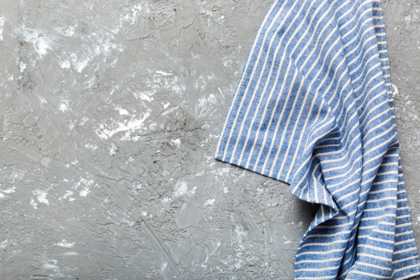 顶视图与蓝色厨房餐巾隔离在桌子背景。折叠布料与复制空间的模型，平铺。最小的风格图片下载