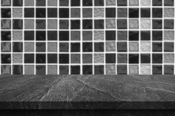 空的黑色大理石桌面与模糊瓷砖墙浴室背景图片下载