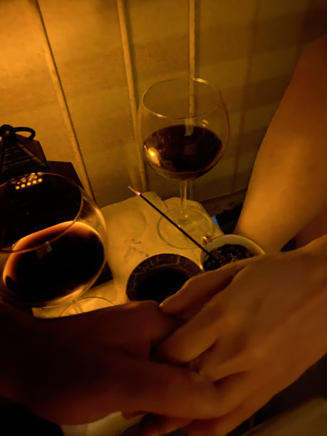 一个美好的夜晚，美酒，浪漫和柔和的灯光下的酒杯图片下载