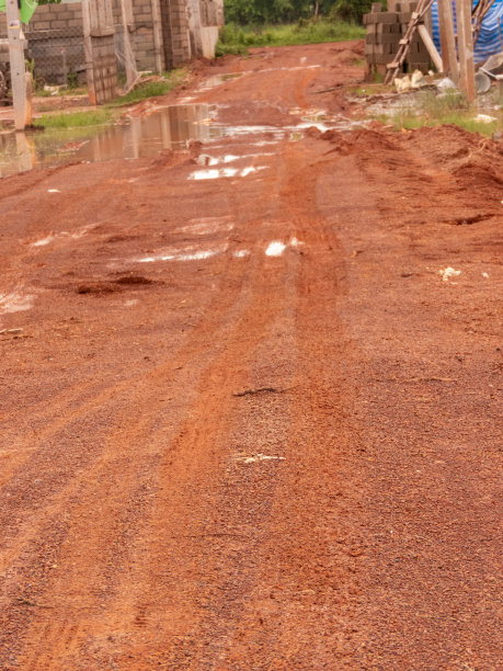 曾经尘土飞扬、崎岖不平的土路，习惯了忍受各种天气条件，却成了无情的洪水的受害者，使其浸透了水，并将其熟悉的地形变成了泥潭图片下载