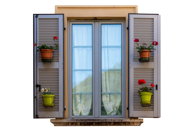 带有灰色百叶窗的传统窗户，花盆，欧洲图片下载