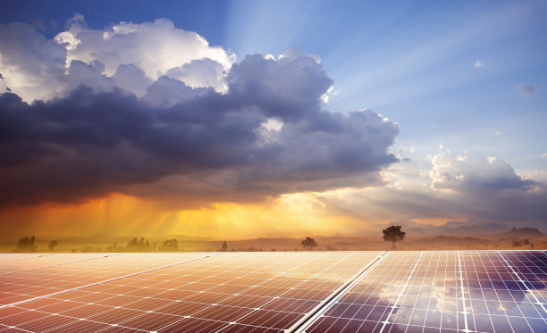 太阳能电池板反射出闪闪发光的光效，来自太阳，清洁能源，环保。三维渲染图片下载