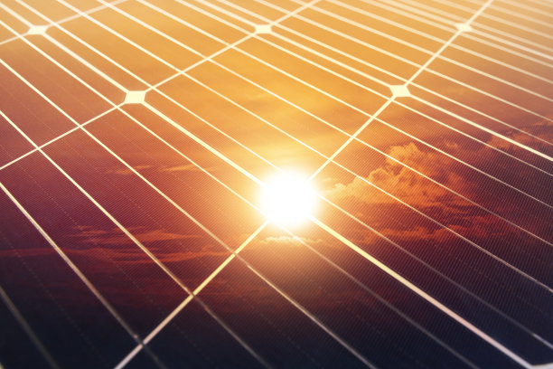 近距离的太阳能电池板反射来自太阳的闪光，清洁能源和环境。三维渲染图片下载