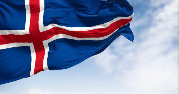 在一个晴朗的日子里，冰岛国旗在风中飘扬图片下载