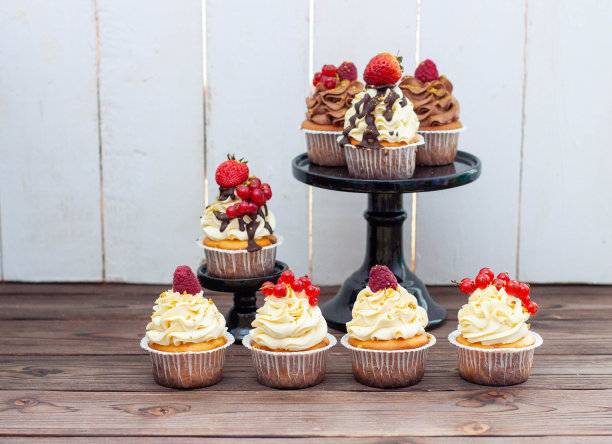 什锦美丽的香草蛋糕与新鲜覆盆子，草莓，红醋栗木制背景图片下载