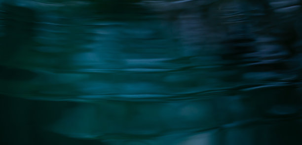 波纹的水或水滴飞溅在绿色的自然背景。抽象形状的水图片下载