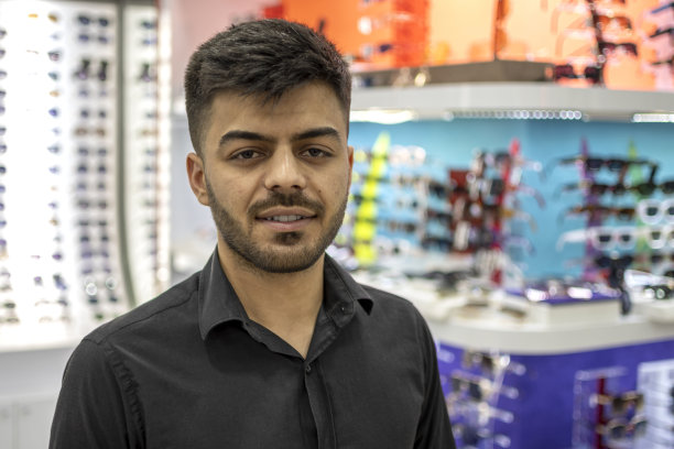 一个年轻人在眼妆店摆姿势图片下载