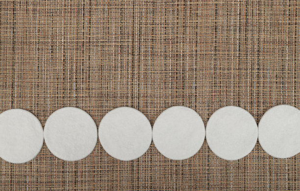 采购产品棉盘，卫生垫在生态亚麻背景，圆形面部海绵，软的清晰磁盘堆栈图片下载