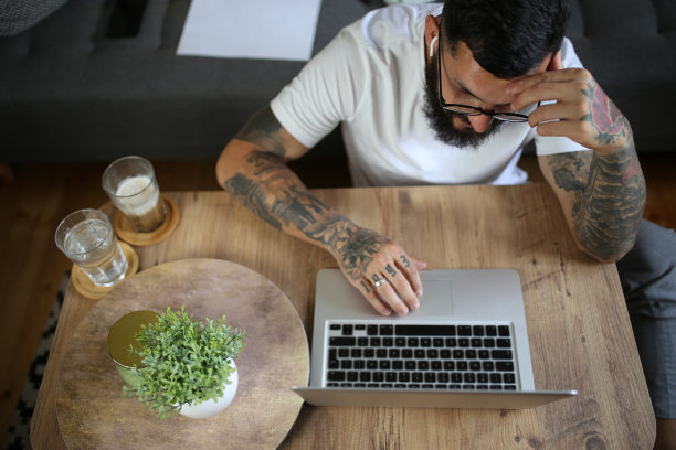 忙碌的年轻自由职业者在家办公室股票照片图片下载