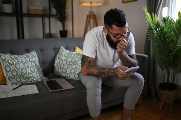 男人在家工作。库存图片图片下载