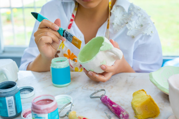 陶艺家在画室里画陶土杯图片下载