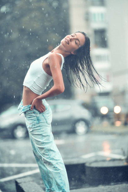 女性站在雨中闭上眼睛，让想象发挥作用图片下载