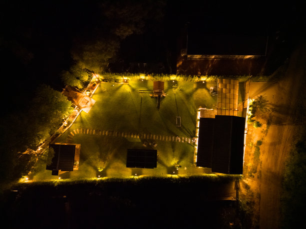 夜间灯光下郊区房屋的航拍照片。图片下载