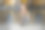 女商人盘腿坐在办公室里工作。女士穿高跟鞋和黑色裙子。图片下载