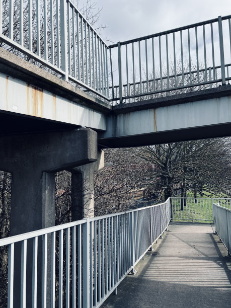 人行天桥上的栏杆图片下载