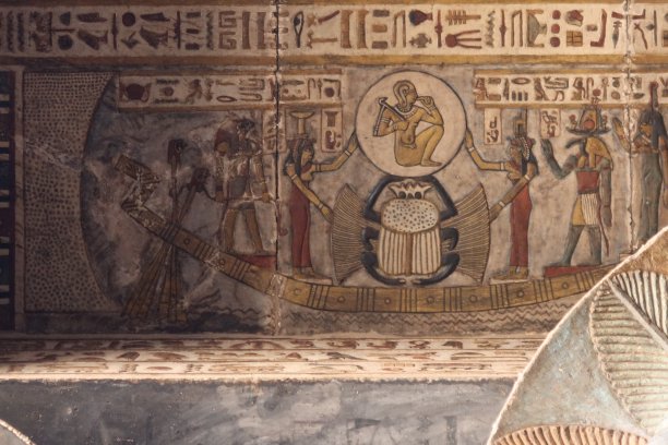 卢克索埃斯纳库努姆神庙墙壁和天花板上美丽的彩色铭文图片下载