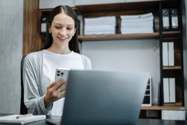 女商人使用智能手机、笔记本电脑和数码平板电脑。图片下载