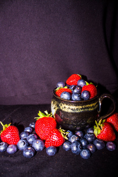 茶杯里装满了草莓和蓝莓图片下载