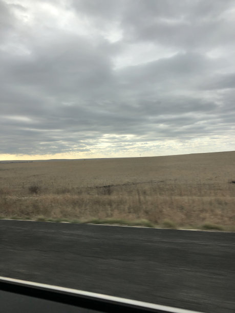 堪萨斯州多云的田野图片下载