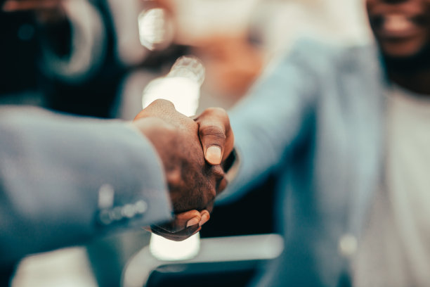 关闭了。年轻企业家握手的背景图像图片下载