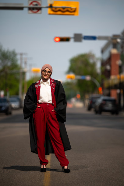 城市街道上的年轻女毕业生图片下载
