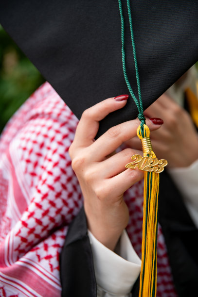 公园里的年轻女毕业生图片下载