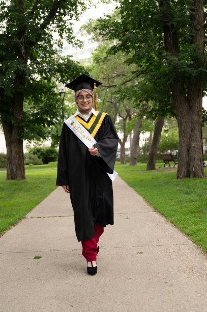 公园里的年轻女毕业生图片下载