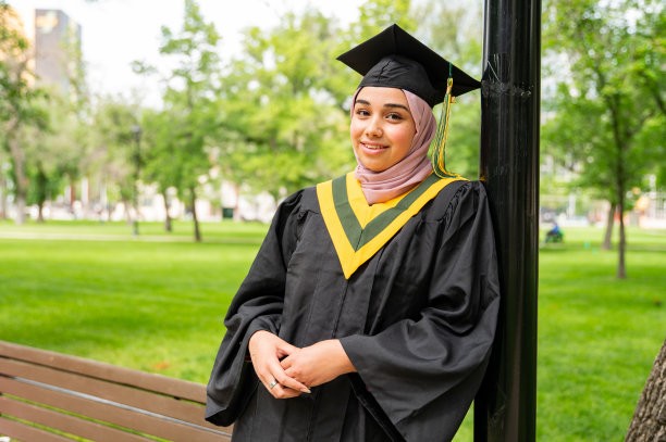 公园里的年轻女毕业生图片下载