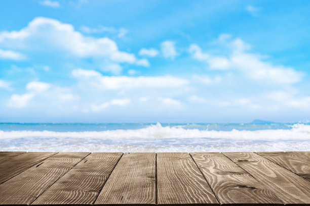 空木桌与热带蓝色海滩在背景图片下载
