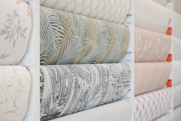 商店橱窗货架上不同墙纸的样品图片下载