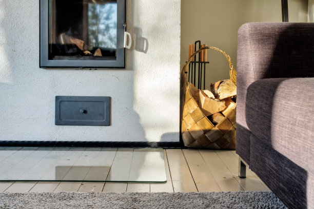 一个装满砍好的木头的篮子就放在壁炉旁边图片下载