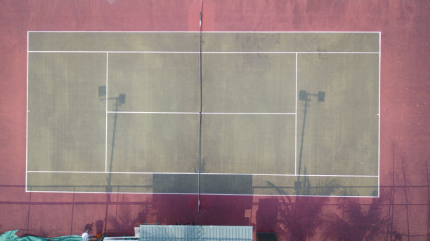 无人机视角的网球场正上方图片下载