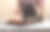 一个女人的手拿着糕点袋，把白色奶油挤到饼干上。另一只手拿着厨房铲子。前景是干净的蛋糕。有选择性的重点。图片为食品，糖果商的文章。图片下载