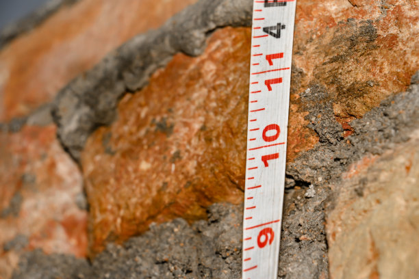 用卷尺量一下正在施工的墙图片下载