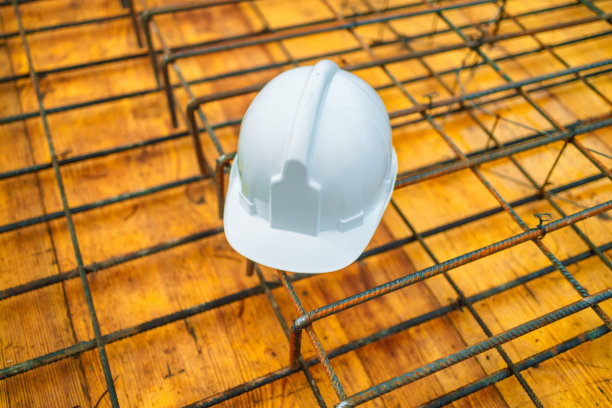 施工现场白色施工头盔图片下载