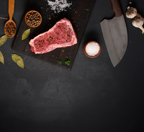 黑色背景上的新鲜西冷牛排图片下载
