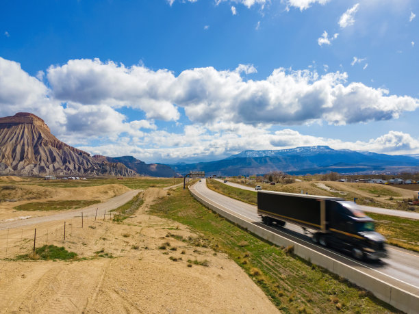 在西科罗拉多州际70号交通卡车和汽车的黑色半空中视图照片系列图片下载