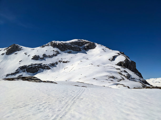 在瑞士格劳宾登圣安东尼山上的维斯普拉特山滑雪之旅。冬天滑雪登山。图片下载