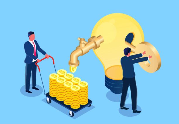 成功的想法给商人带来利润，新的商业概念和想法，成功的关键，成功的经验等等。距离商人用钥匙成功地打开了灯泡和金币图片下载