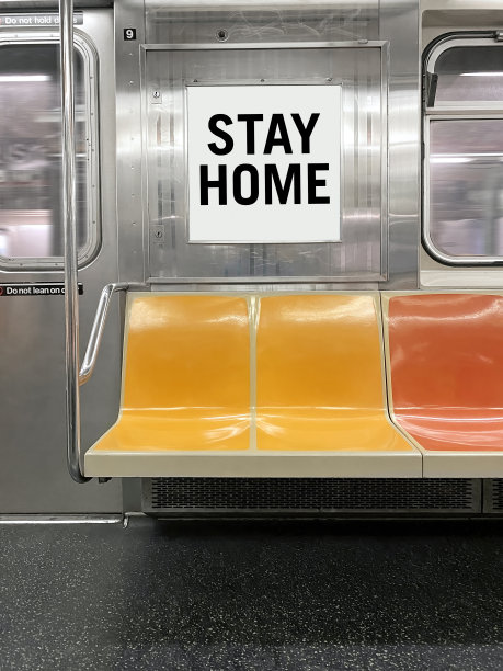 地铁广告牌上的“呆在家里”标志图片下载