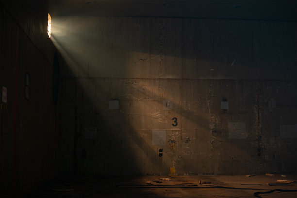 纹理深色钢地板和生锈的墙壁有雾或雾。图片下载