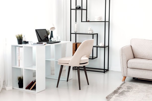 舒适舒适的工作场所与笔记本电脑在家里。图片下载