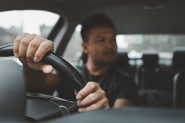 汽车司机的特写是手在汽车方向盘上。副本的空间。图片下载